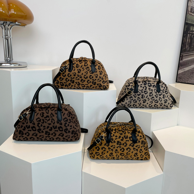 Retro leopard print hand-held Boston bag 2024 new autumn and winter single-shoulder handbag for women, a high-end crossbody bag Application Scenario