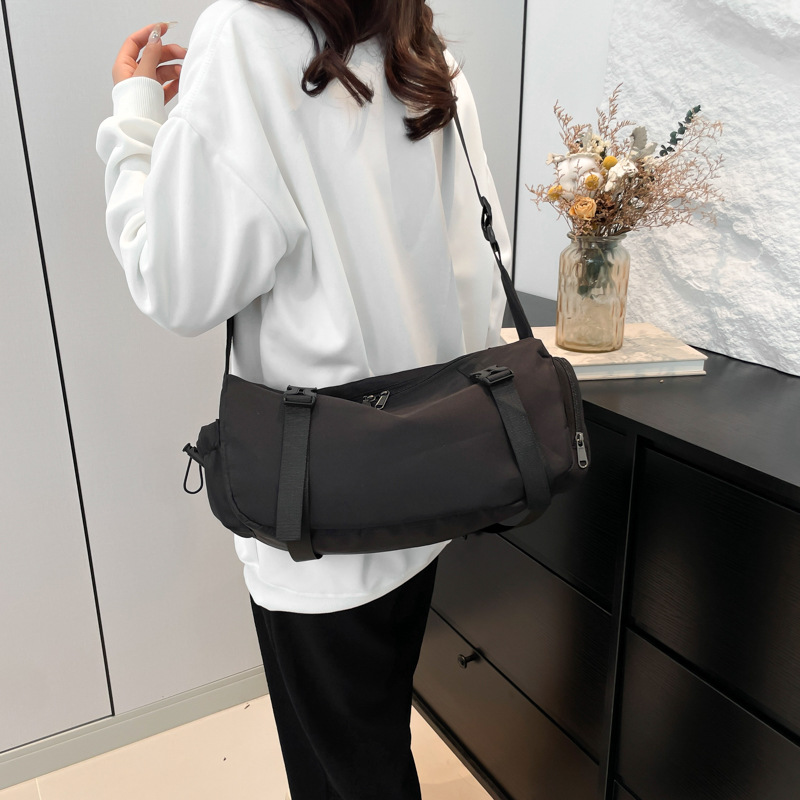The new 2024 autumn collection features a trendy and simple workwear-style crossbody bag, a large-capacity single-shoulder bag for women, and a retro commuter messenger bag details Picture