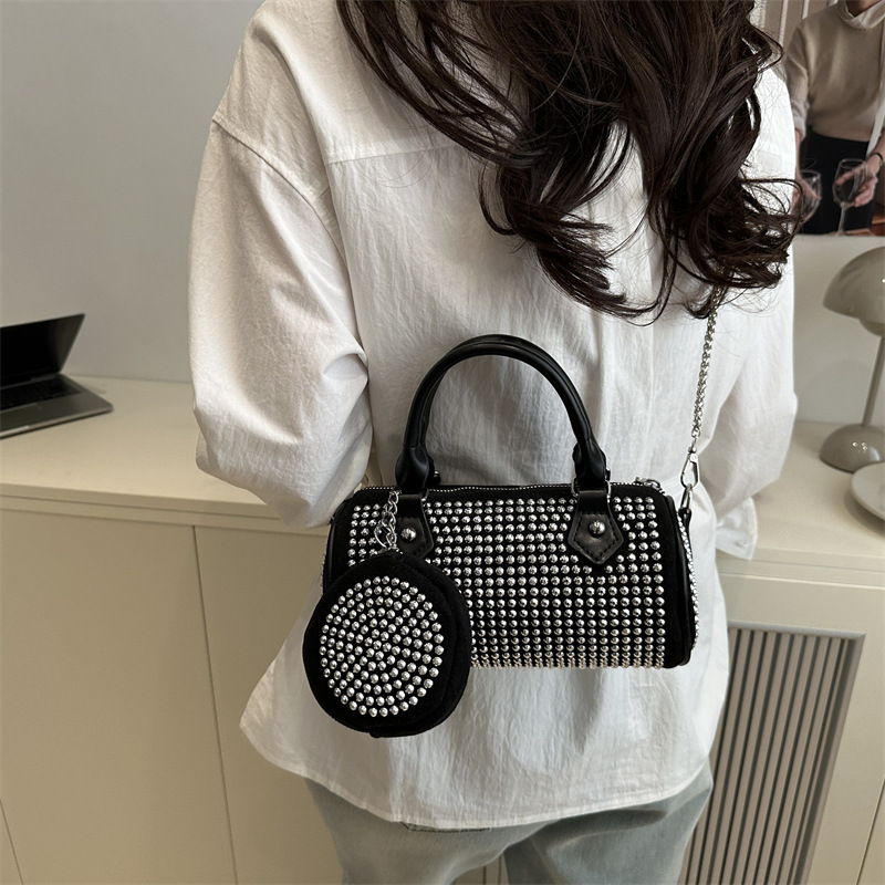 Trendy Women's 2025 Korean version new casual single-shoulder bag, fashionable hand-held pillow bag, niche fashion crossbody bag Application Scenario