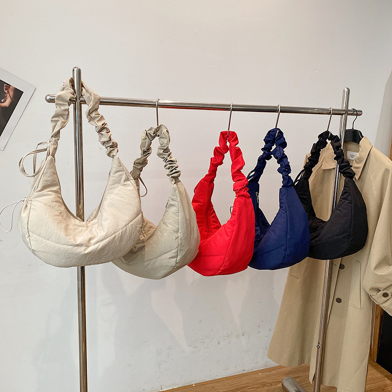 Retro pleated bag for women, Spring 2025 new trendy and fashionable tote bag, casual large-capacity single-shoulder saddle bag Application Scenario