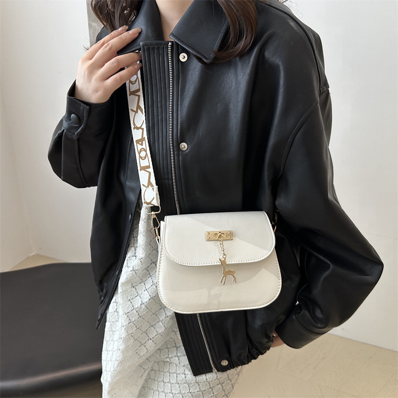 Personalized deer pendant simple wide shoulder strap women's bag 2024 Autumn new ins fashionable Korean version single-shoulder crossbody bag details Picture