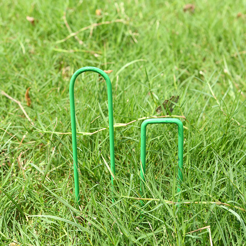 U-shaped ground nails, green baked paint galvanized slanted pointed nails, ground film fixers, artificial turf fixing nails, turf U-shaped nails full figure