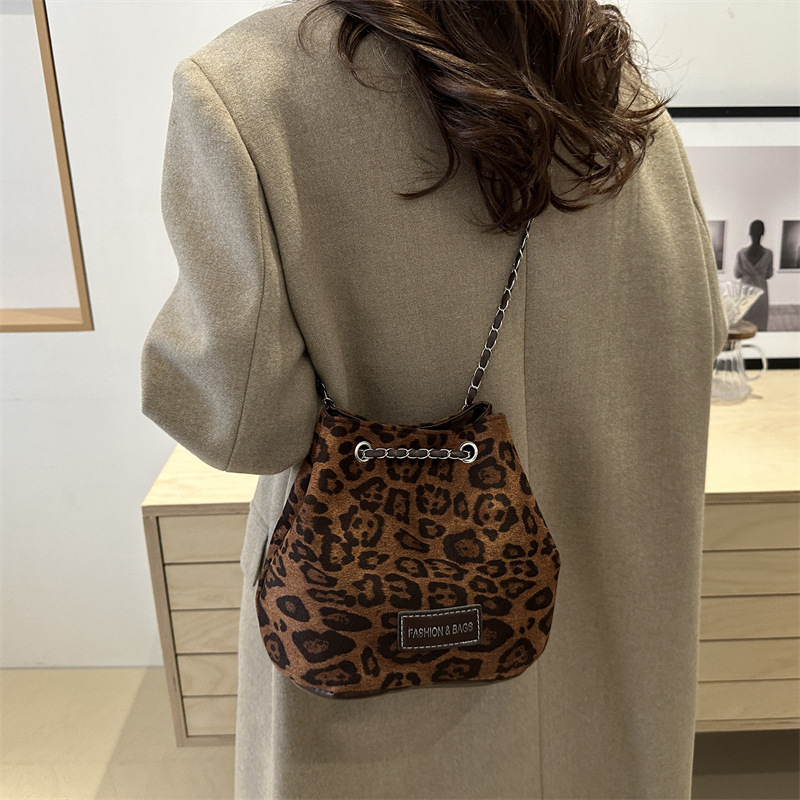 Retro texture small bag for women, 2024 new style fashionable leopard print bucket bag, autumn popular chain crossbody bag Application Scenario