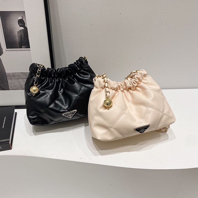 Soft surface commuter large capacity pleated 2024 winter new style diamond-patterned embroidered chain fashionable single-shoulder bucket tote bag Application Scenario