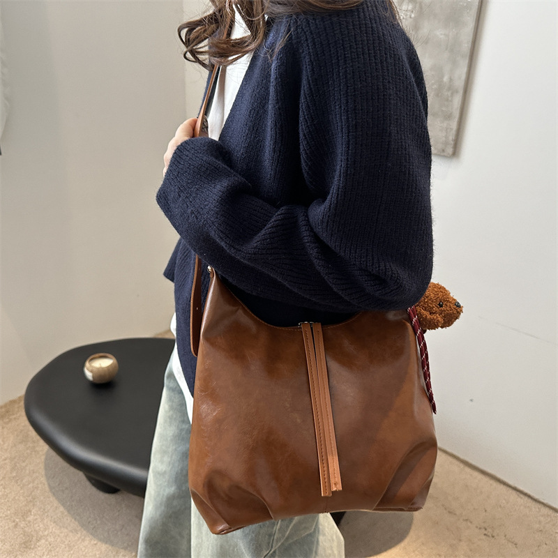 Cross-border casual retro large-capacity bag for women, 2024 new winter commuting single-shoulder crossbody bag, fashionable dumpling bag details Picture