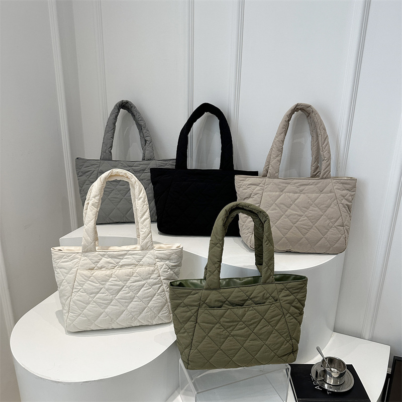 Korean Instagram cotton-padded jacket bag for women 2024 New style diamond-shaped large-capacity tote bag for commuting and shopping, single-shoulder bag Application Scenario
