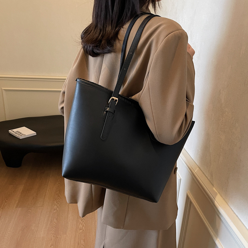 This high-capacity winter large bag is a versatile single-shoulder bag for women in 2024, featuring a fashionable, high-quality and stylish commuter tote bag details Picture