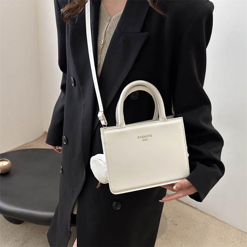 New large-capacity casual and simple tote bag, versatile and fashionable single-shoulder bag, trendy commuting and school crossbody bag details Picture