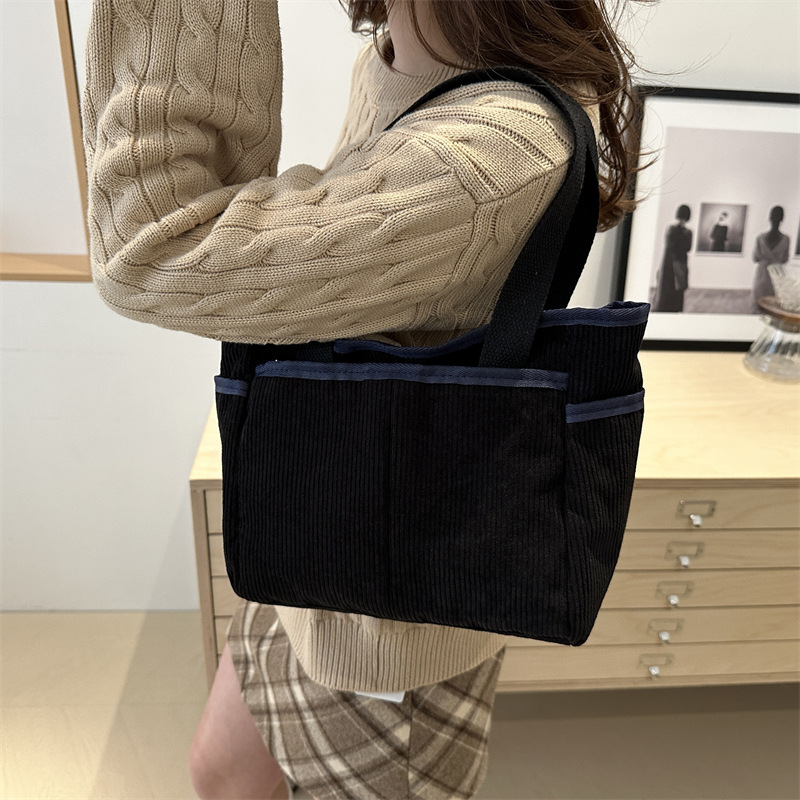 A niche design Japanese-style zipper commuter thickened canvas tote bag, a casual and artistic student simple single-shoulder handbag Specification drawing