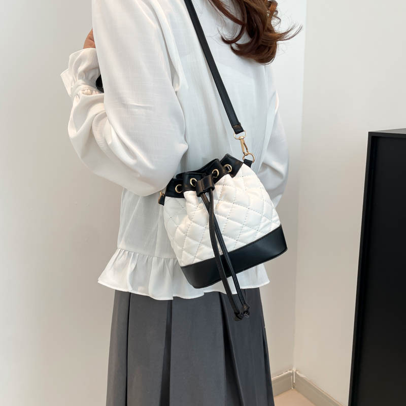 This is a new French fashion Chanel single-shoulder crossbody bag for Spring/Summer 2025, featuring a unique design and high-quality bucket bag for women Specification drawing
