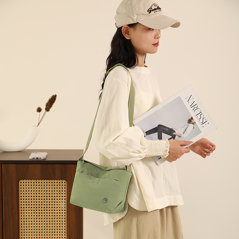 The new cross-border single-shoulder bag is a fashionable and popular women's bag with a high-end feel. It has a large capacity and is versatile. The crossbody bag is lightweight and waterproof Application Scenario