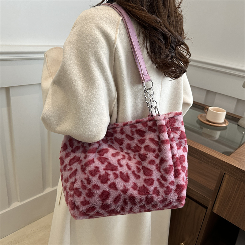 A plush leopard print personalized single-shoulder bag for women, a new autumn/winter 2024 versatile ins underarm bag and a casual tote bag details Picture