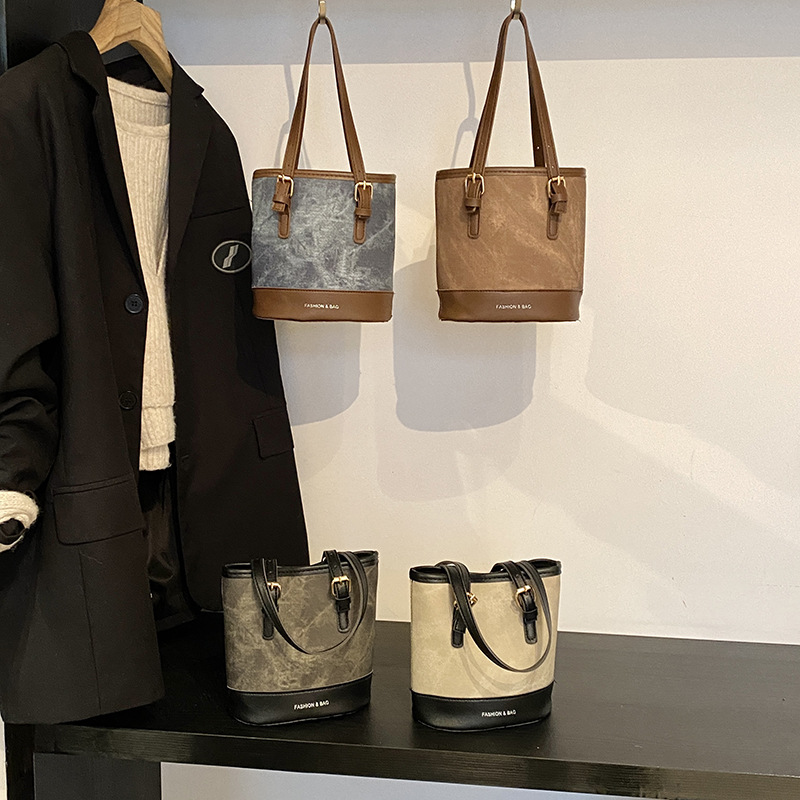 2025 High-end retro small bag, women's bag, popular and versatile bucket bag, commuter hand and shoulder crossbody bag Application Scenario