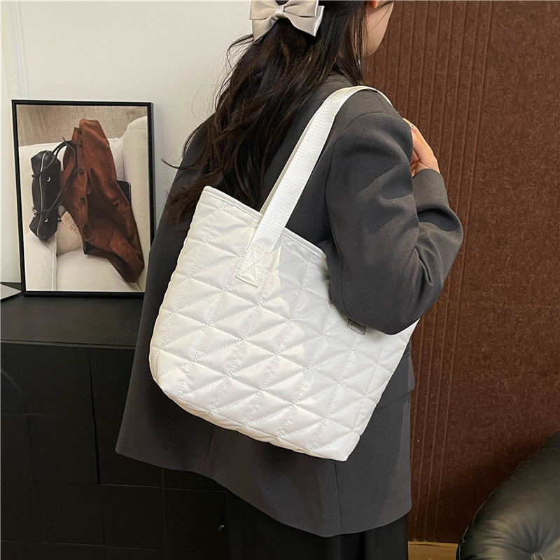 New cotton-padded jacket bag 2025, new texture solid color handbag, trendy and simple, large-capacity diamond-shaped single-shoulder tote bag details Picture