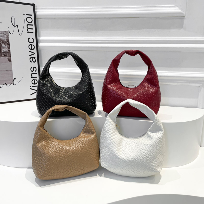 High-end and stylish underarm small women's bag 2025 new niche casual woven dumpling bag versatile small carrying bag Application Scenario