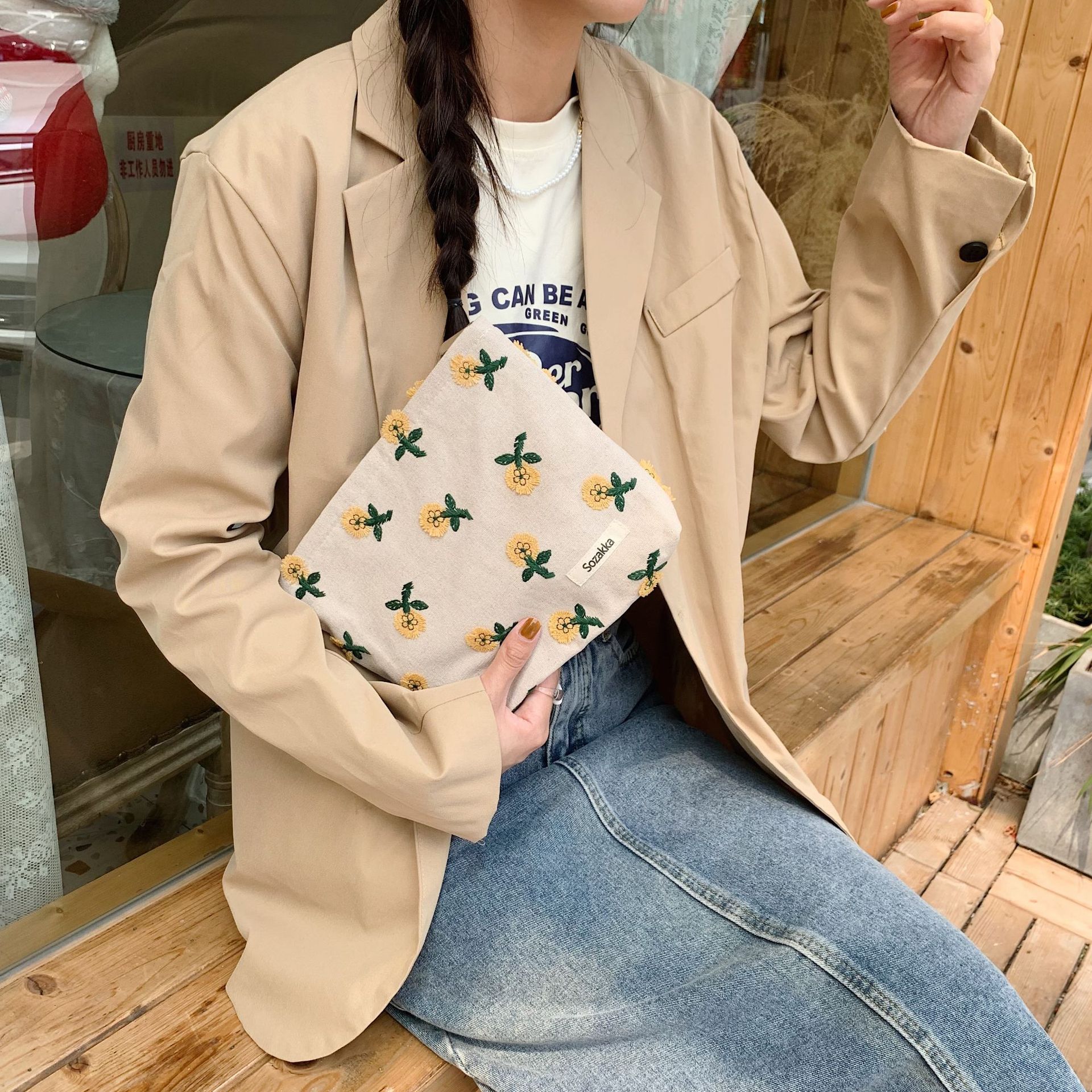 2361 Embroidered Cosmetics, small flower makeup bag, clutch bag, artistic and fresh storage bag, Korean style organizing Instagram Application Scenario