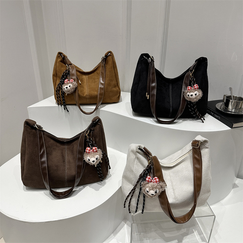 Winter 2024 single-shoulder underarm bag, a retro and stylish women's casual and versatile crossbody bag for commuting Application Scenario