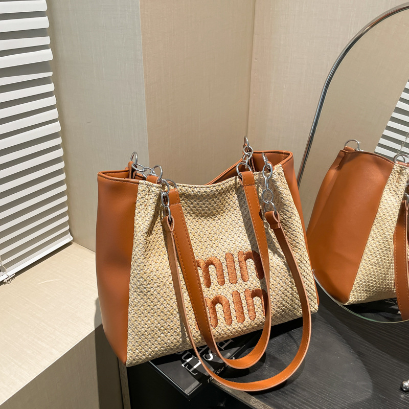 A fashionable and trendy single-shoulder bag for women in spring 2025, a simple tote bag with a sense of high-end commuting crossbody for women full figure