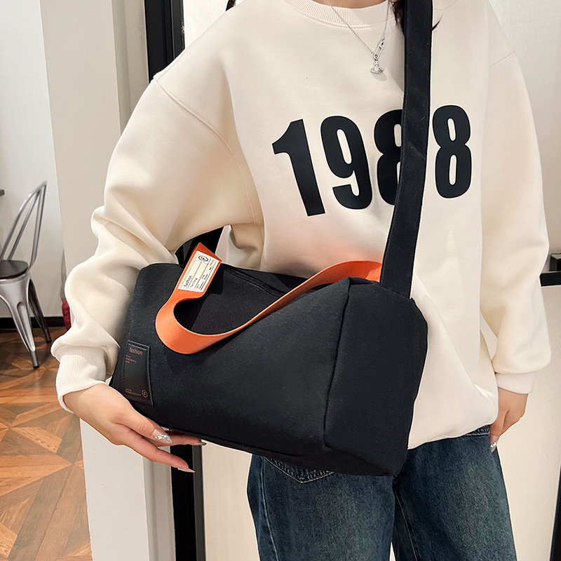 The new corduroy fashionable, versatile, simple and large-capacity handbag is a single-shoulder crossbody bag for daily commuters Specification drawing