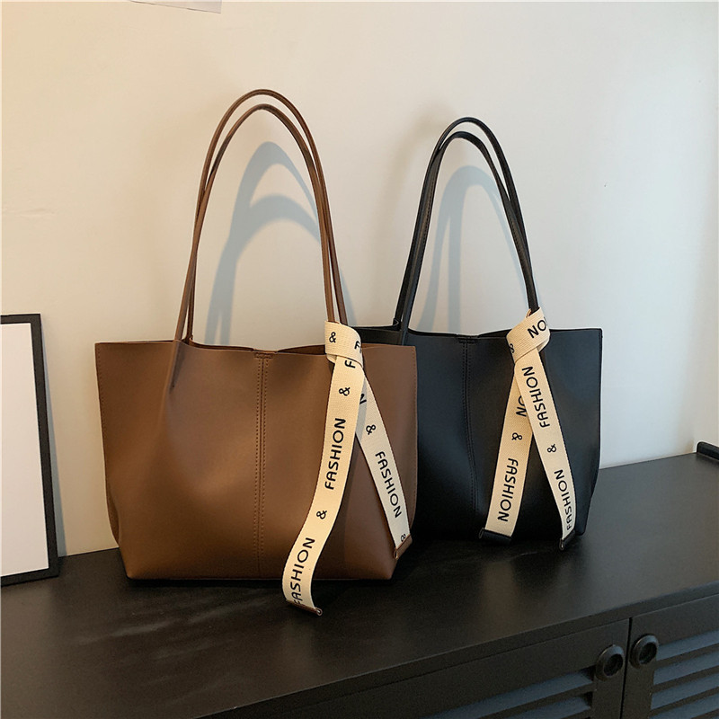 Retro, simple and large-capacity tote bag 2024 winter new style bag, trendy and simple single-shoulder bag, casual women's bag Application Scenario