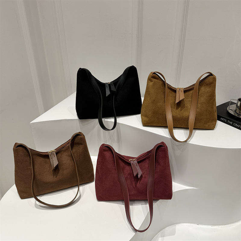 Underarm bag for women, large capacity, 2024 new winter niche design, high-end matte retro single-shoulder crossbody bag Application Scenario