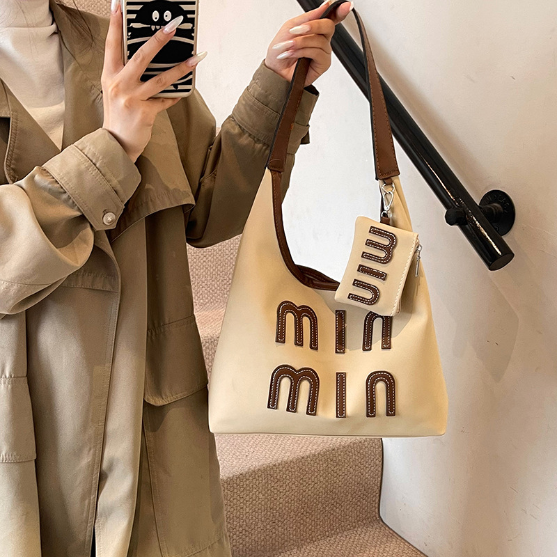 Fashionable large-capacity tote bag for women 2025 new autumn and winter casual niche design retro commuter single-shoulder bag full figure