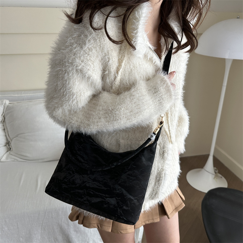 High-end and niche design bags for women, 2024 new style handbag, fashionable single-shoulder underarm bag, crossbody bag details Picture