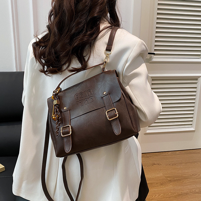 A solid color, fashionable and niche design backpack, a new trendy handbag for women in 2025, simple and stylish, single-shoulder crossbody bag details Picture