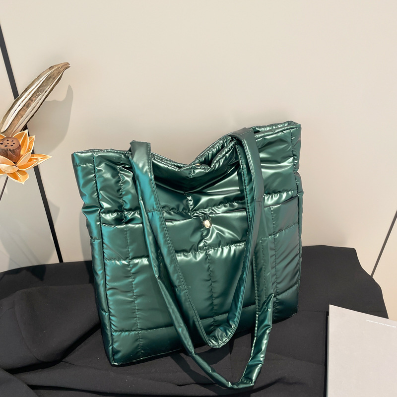 Cross-border retro fashion underarm bag for women 2024 winter new high-end large-capacity commuting single-shoulder bag full figure