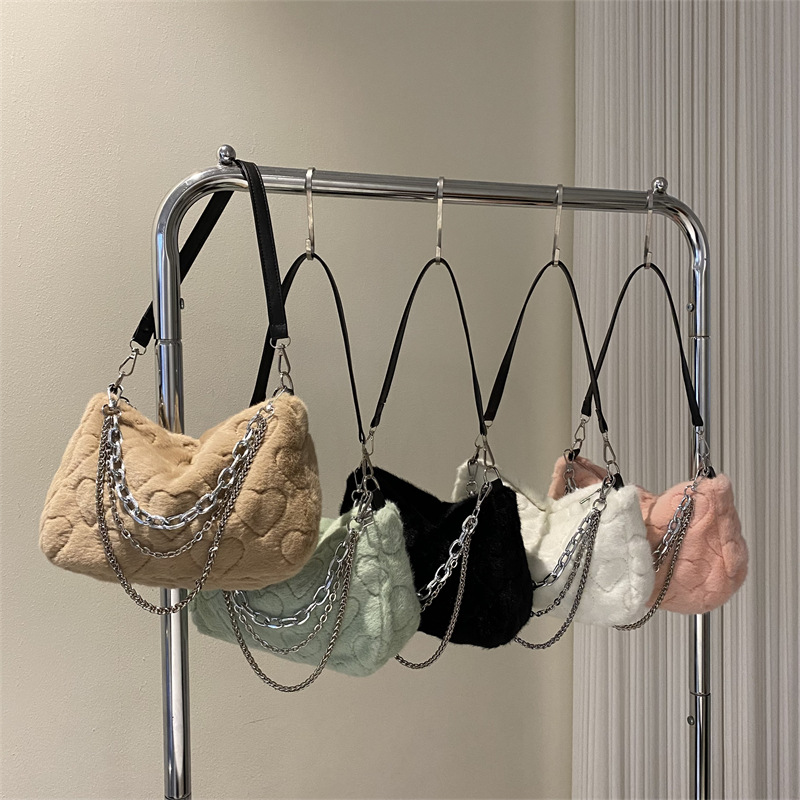 Maomao Women's Bag 2024 Winter New simple and fashionable women's handbag, solid color chain plush casual bag Application Scenario