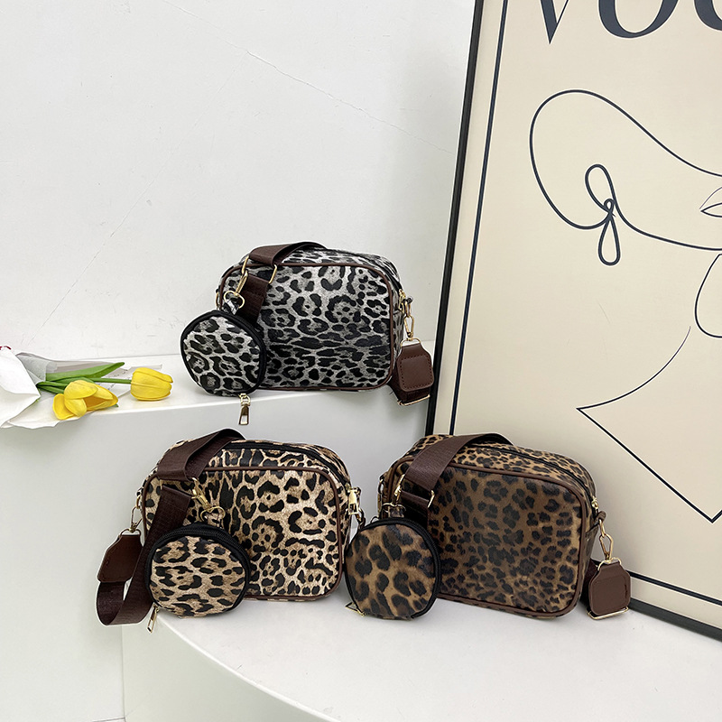 The new 2024 autumn/winter collection features a large-capacity, portable, waterproof hand-held crossbody bag with leopard print. It is a stylish and high-quality small square bag for commuting Application Scenario