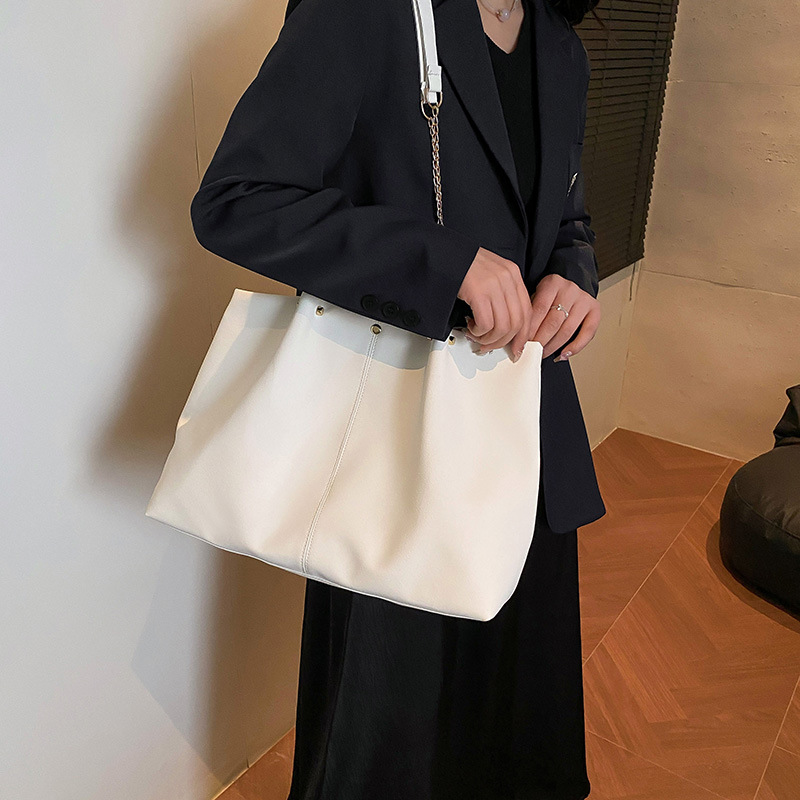 This year, the 2025 new style of fashionable single-shoulder crossbody bag for women is in vogue. It's a versatile chain crossbody bucket bag Specification drawing