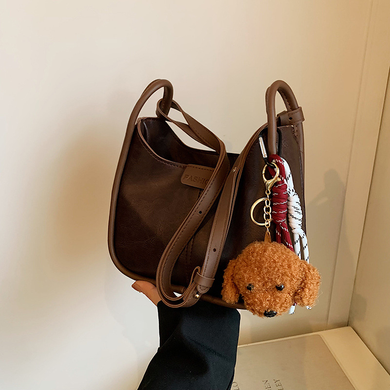 The 2024 new autumn work and commuting single-shoulder large-capacity fashionable bucket bag, crossbody bag and stylish underarm bag full figure