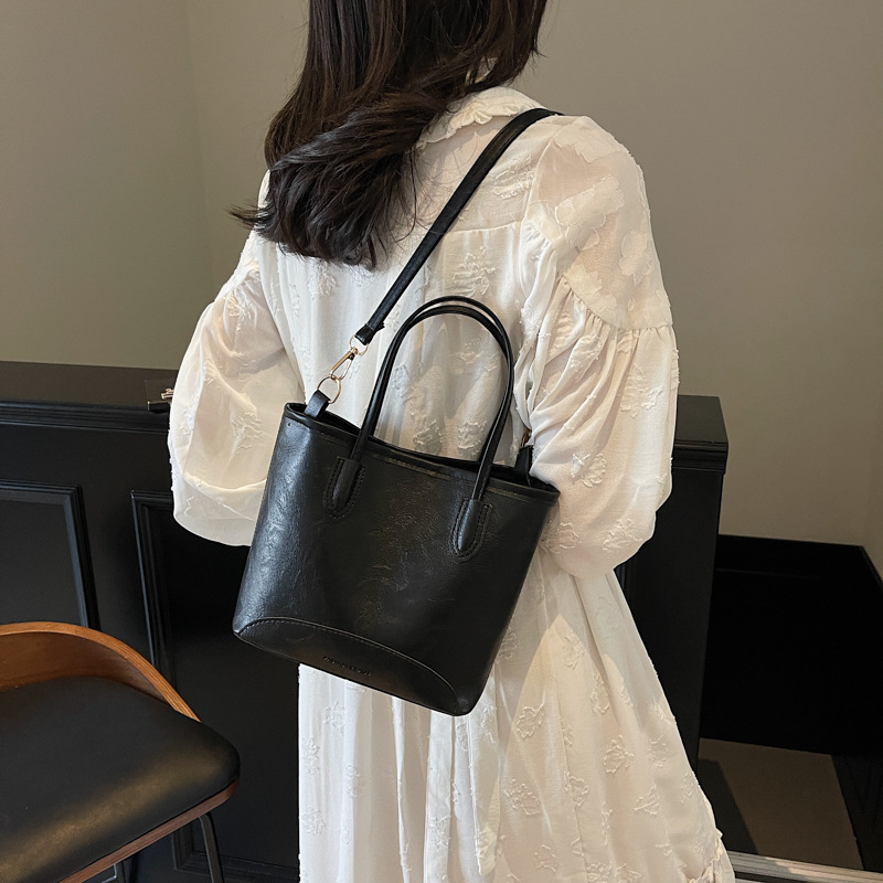 This year, retro bags with large capacity for women are in fashion. The new spring 2025 casual crossbody bag and commuting hand-held bucket bag are all popular Specification drawing