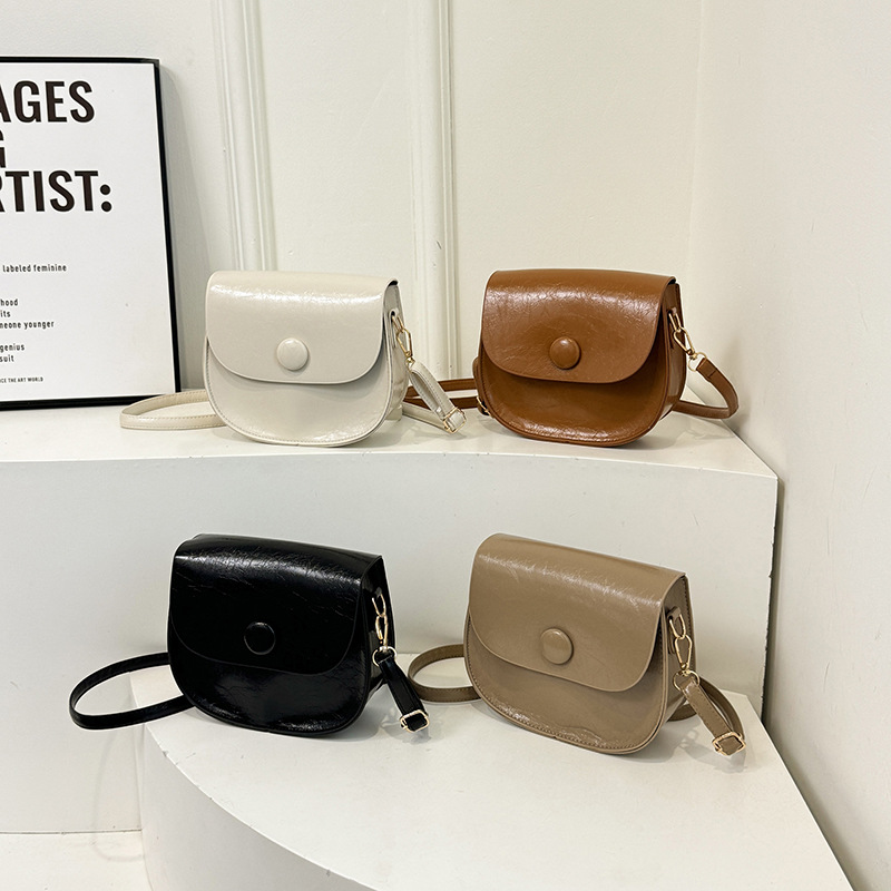 A stylish and stylish small bag for women's winter, a new Korean version large-capacity glossy single-shoulder bag, a fashionable crossbody saddle bag Application Scenario
