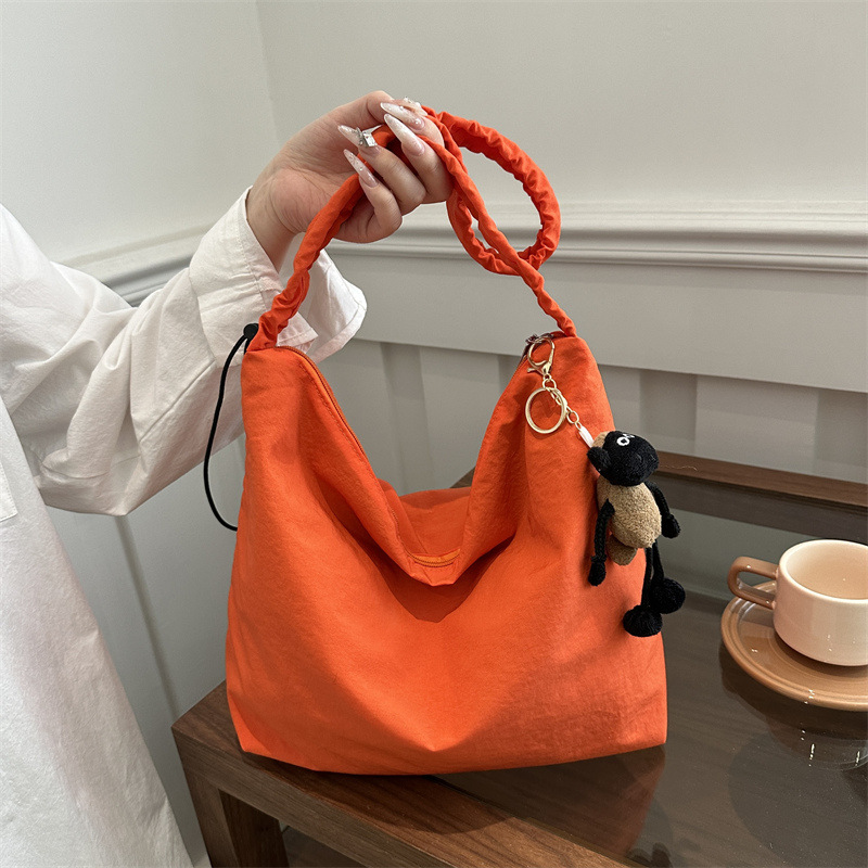 High-end texture, niche nylon pleated tote bag for women, new model 2025, large capacity, single-shoulder, hand-carry and underarm bag full figure