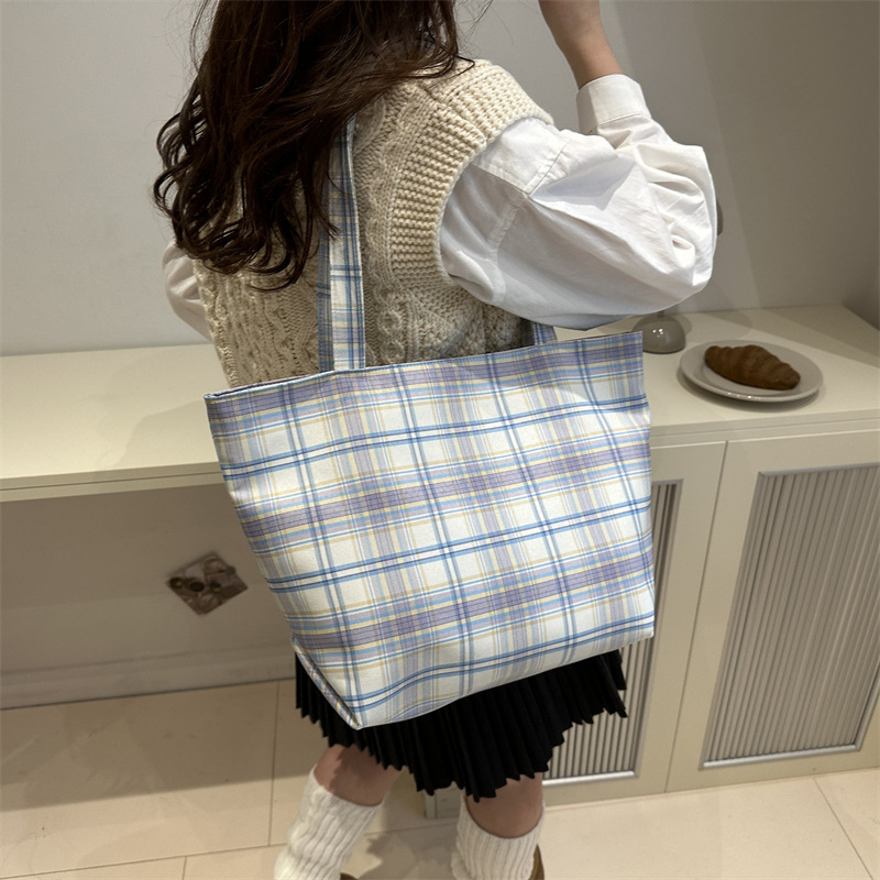 Korean large-capacity underarm bag for women, new checkered tote bag for 2024 autumn and winter, student class crossbody bag details Picture