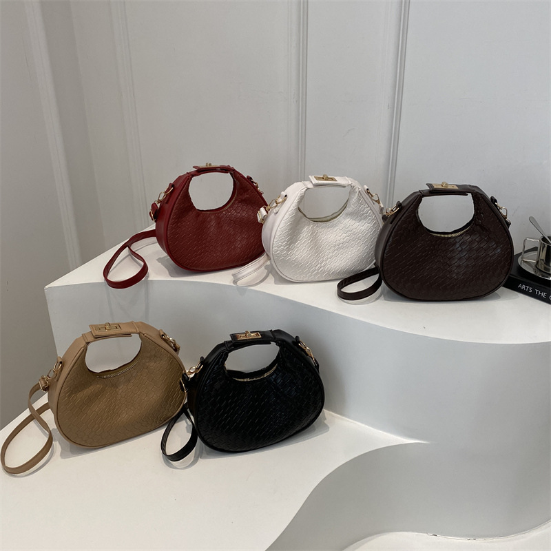 A unique European and American retro woven pattern, simple and solid color, new spring 2025 large-capacity crossbody single-shoulder handbag for women Application Scenario