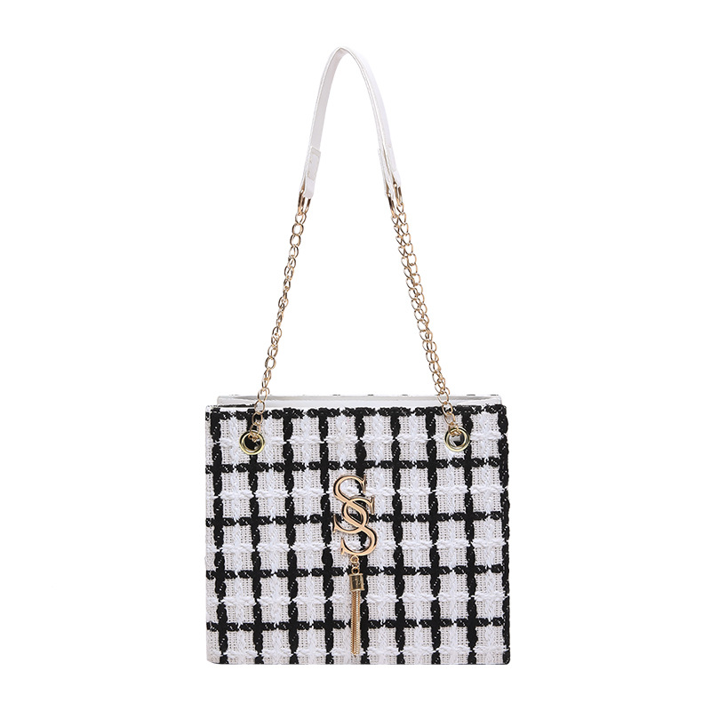 A grand, commuting, fashionable, simple and high-quality chain shoulder bag, a new winter 2024 checkered trendy underarm tote bag Item Picture