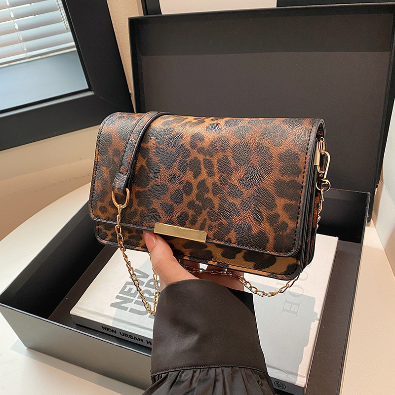 A versatile chain small square bag for women, a new winter 2024 leopard print fashionable single-shoulder bag, a trendy commuting underarm bag full figure