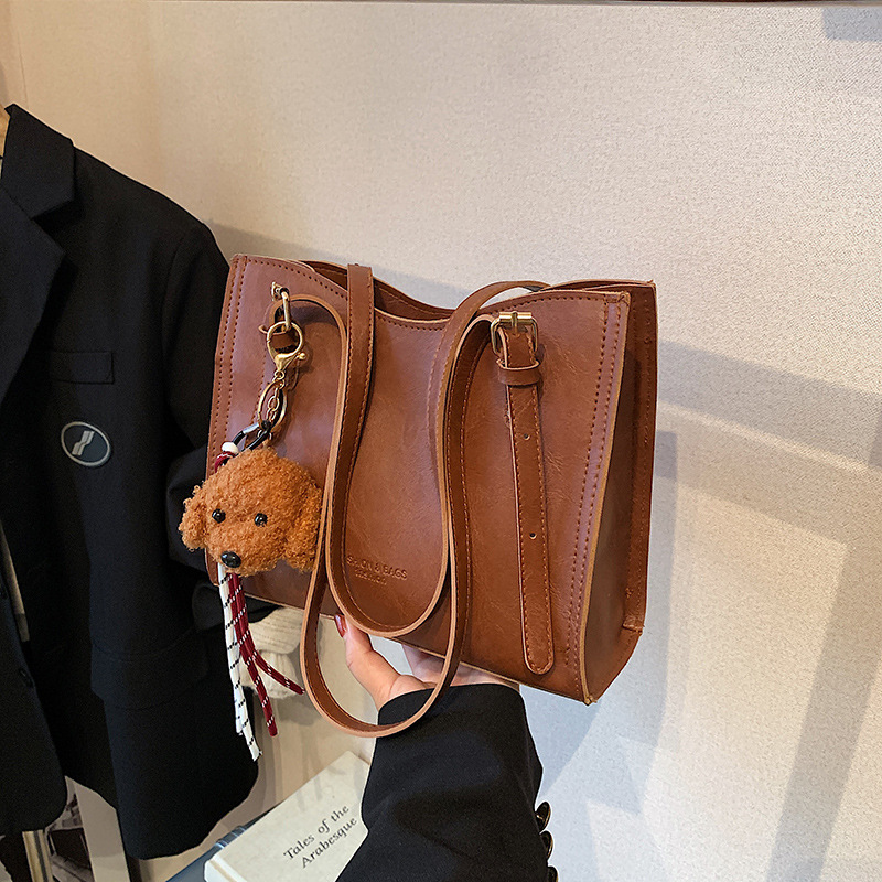 The new 2024 winter collection features a niche design that goes well with Instagram. This year, Korean-style single-shoulder underarm bags and commuter tote bags are in fashion full figure