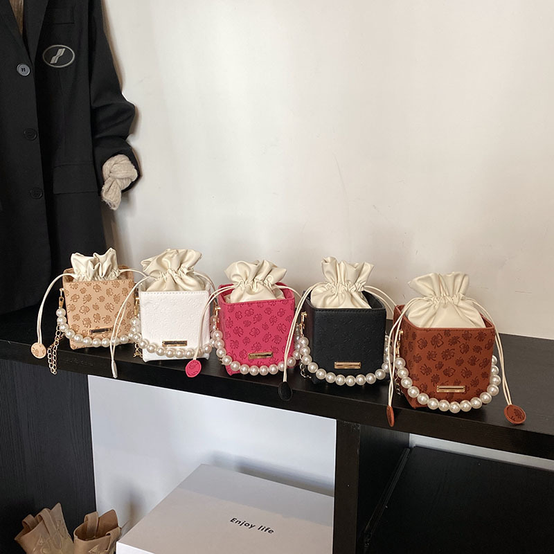 Cross-border retro texture hand-held small bag for women, 2025 new niche bucket bag, simple and versatile single-shoulder crossbody bag Application Scenario