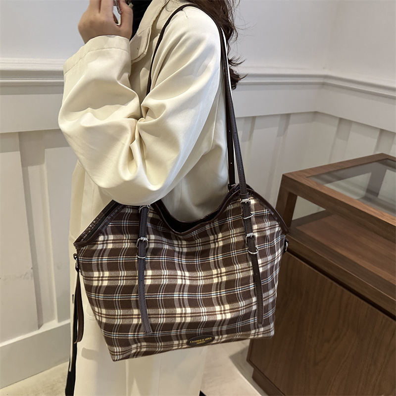 Cross-border high-quality large-capacity underarm bag for women 2024 new autumn and winter fashion single-shoulder bag with checkered commuter tote bag Specification drawing