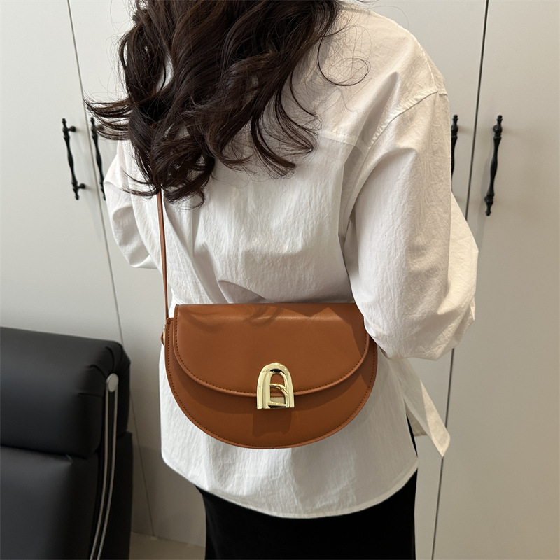 This is a new spring niche design for women. It's a retro and versatile bag for commuting, with a high-end quality and a slanted semi-circular saddle details Picture