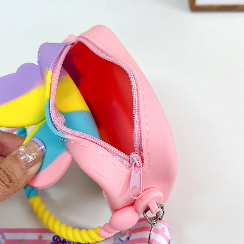 Children's silicone small bag 2023 new style single-shoulder crossbody bag, baby cute cartoon accessory bag, hand-held small square bag Application Scenario