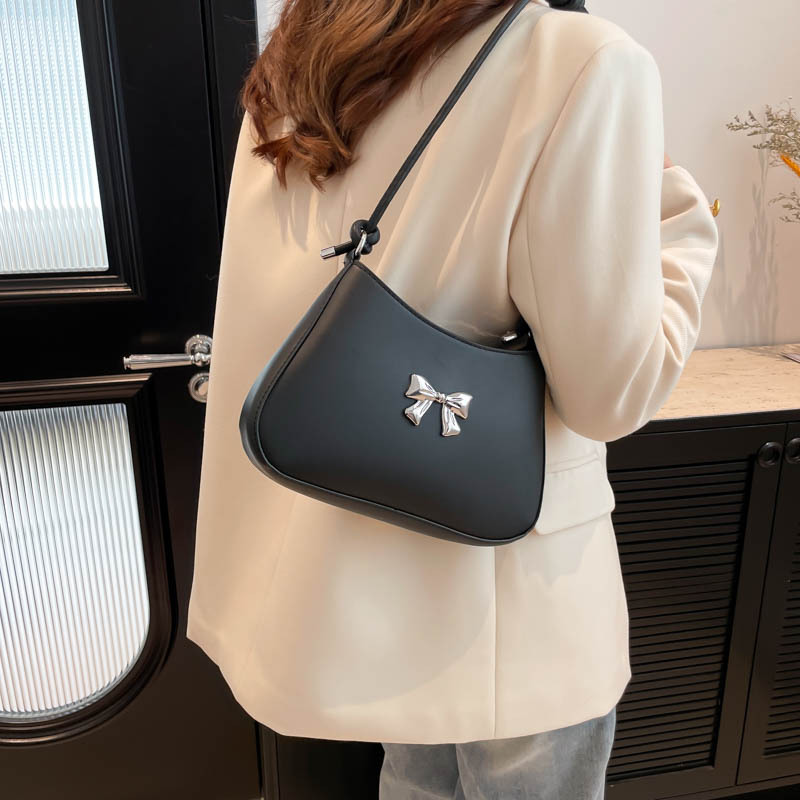This gentle, fashionable and high-quality single-shoulder crossbody bag with a knotted shoulder strap is a versatile Instagram underarm bag for women in the autumn of 2024 details Picture