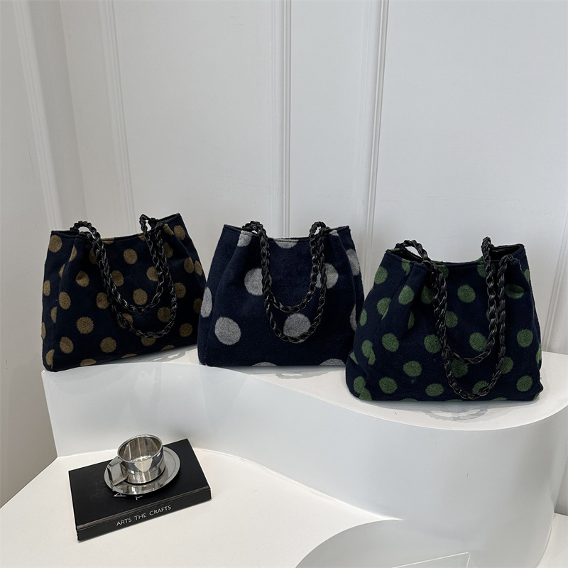 A new Korean single-shoulder bag, a fashionable and casual checkered student polka dot large bag, a handbag and a tote bag Application Scenario