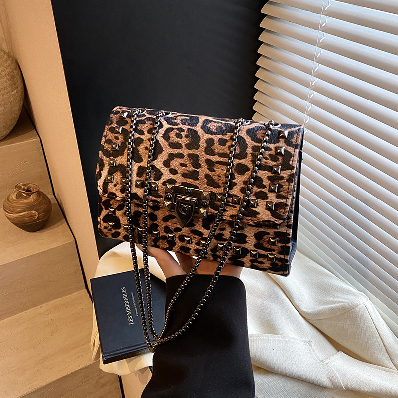 The 2024 new cross-border women's handbag features a stylish and retro chain leopard print bag with a unique and distinctive crossbody design full figure