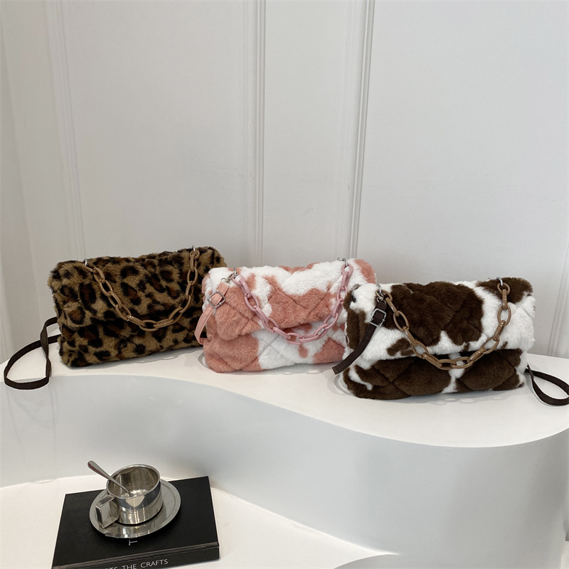 Spring Korean version single-shoulder hand-held envelope bag for women, 2025 new style fashionable leopard print fur bag crossbody bag for women Application Scenario