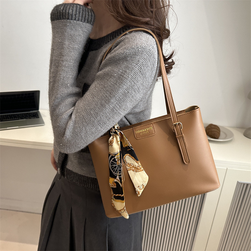 A niche design, fashionable, large-capacity single-shoulder bag for women, a new 2024 winter large-capacity commuter tote bag details Picture